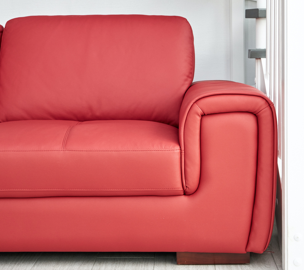 Мягкая мебель и осветительные приборы в наличии